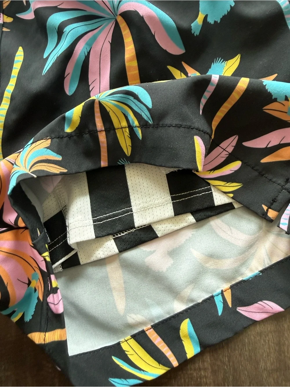 chubbies Boys Black Light Nights Swim Trunks Lined Drawstring Pocket Sz M 10/12